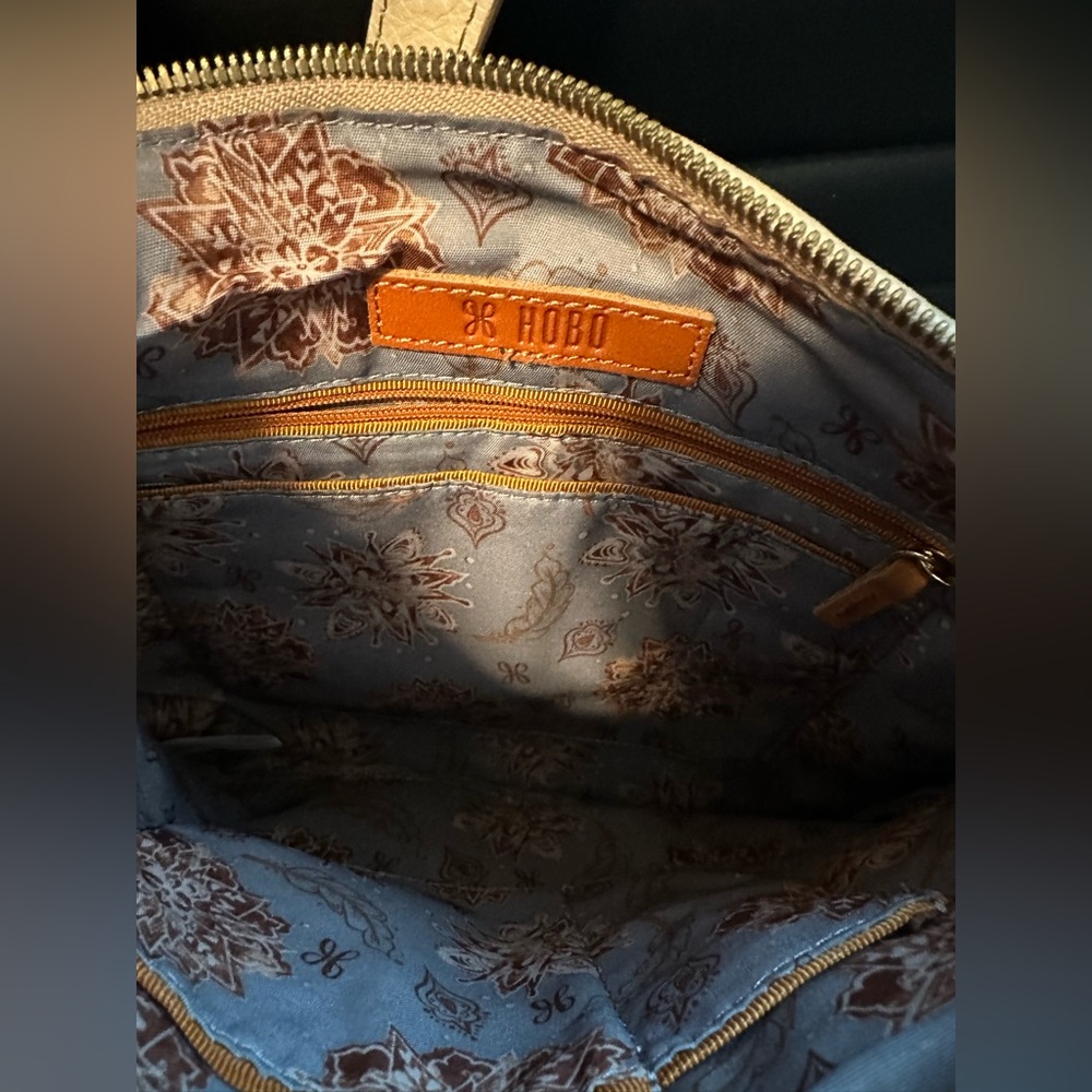 Beige hobo cross body purse - Picture 7 of 16